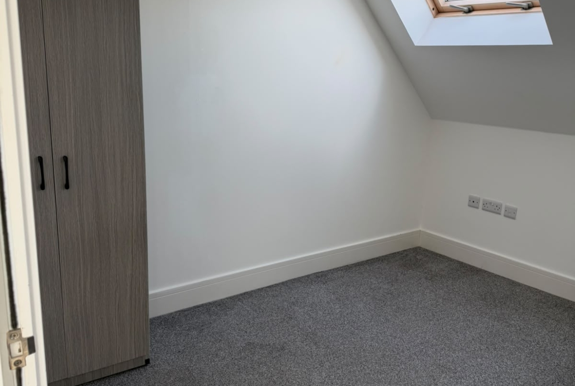 E 13 Brookhill Close
