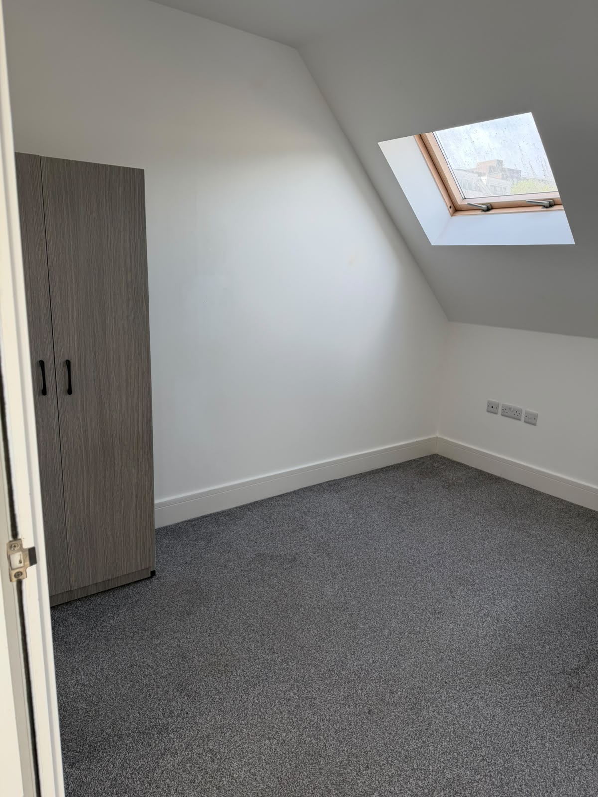E 13 Brookhill Close