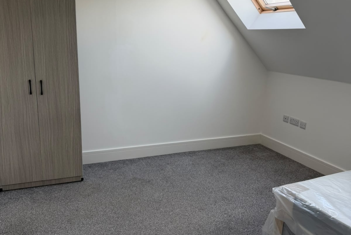 E 13 Brookhill Close