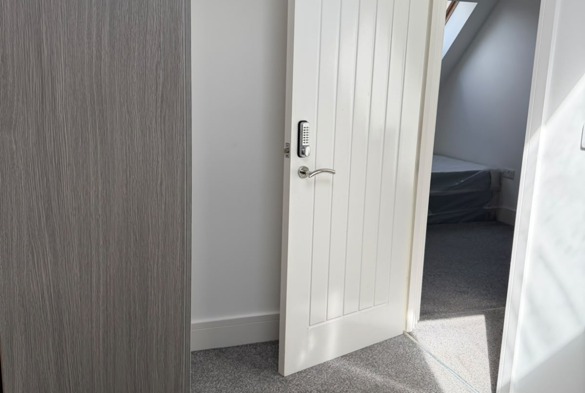 E 13 Brookhill Close