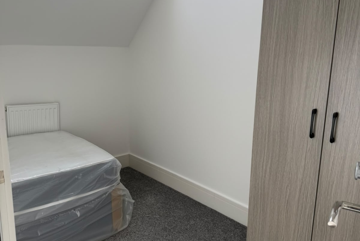 E 13 Brookhill Close