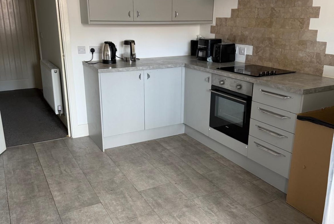 E 13 Brookhill Close