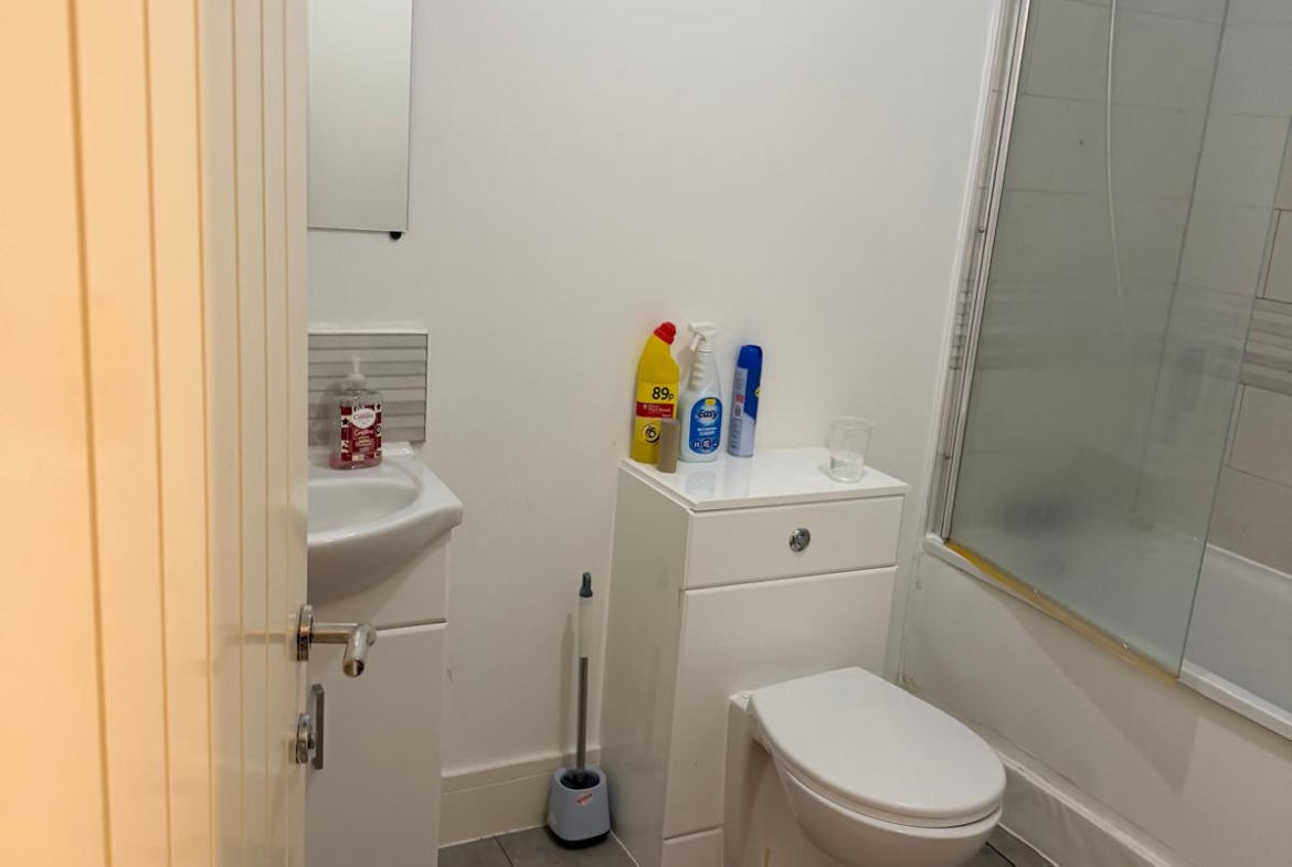 E 13 Brookhill Close
