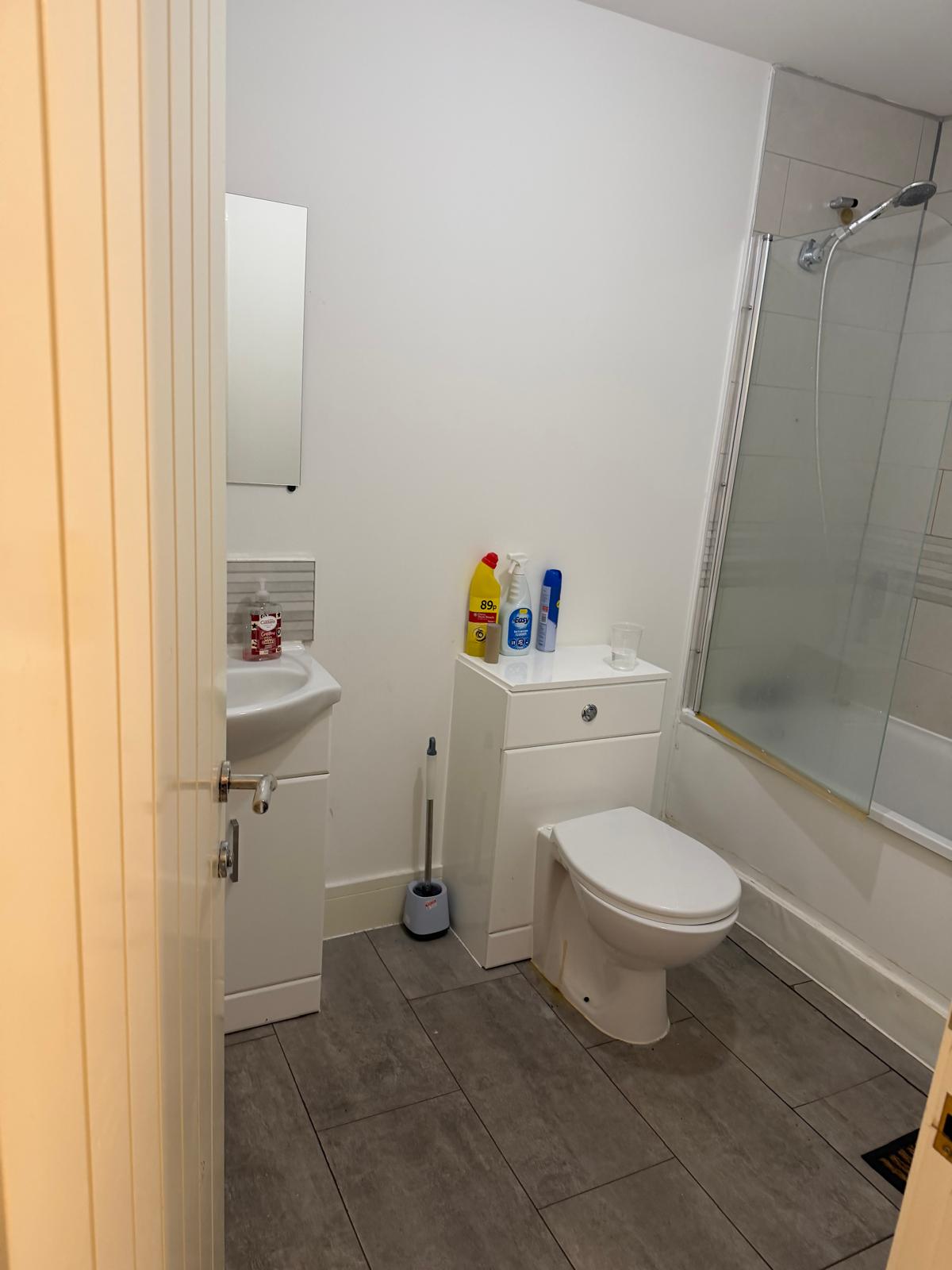 E 13 Brookhill Close