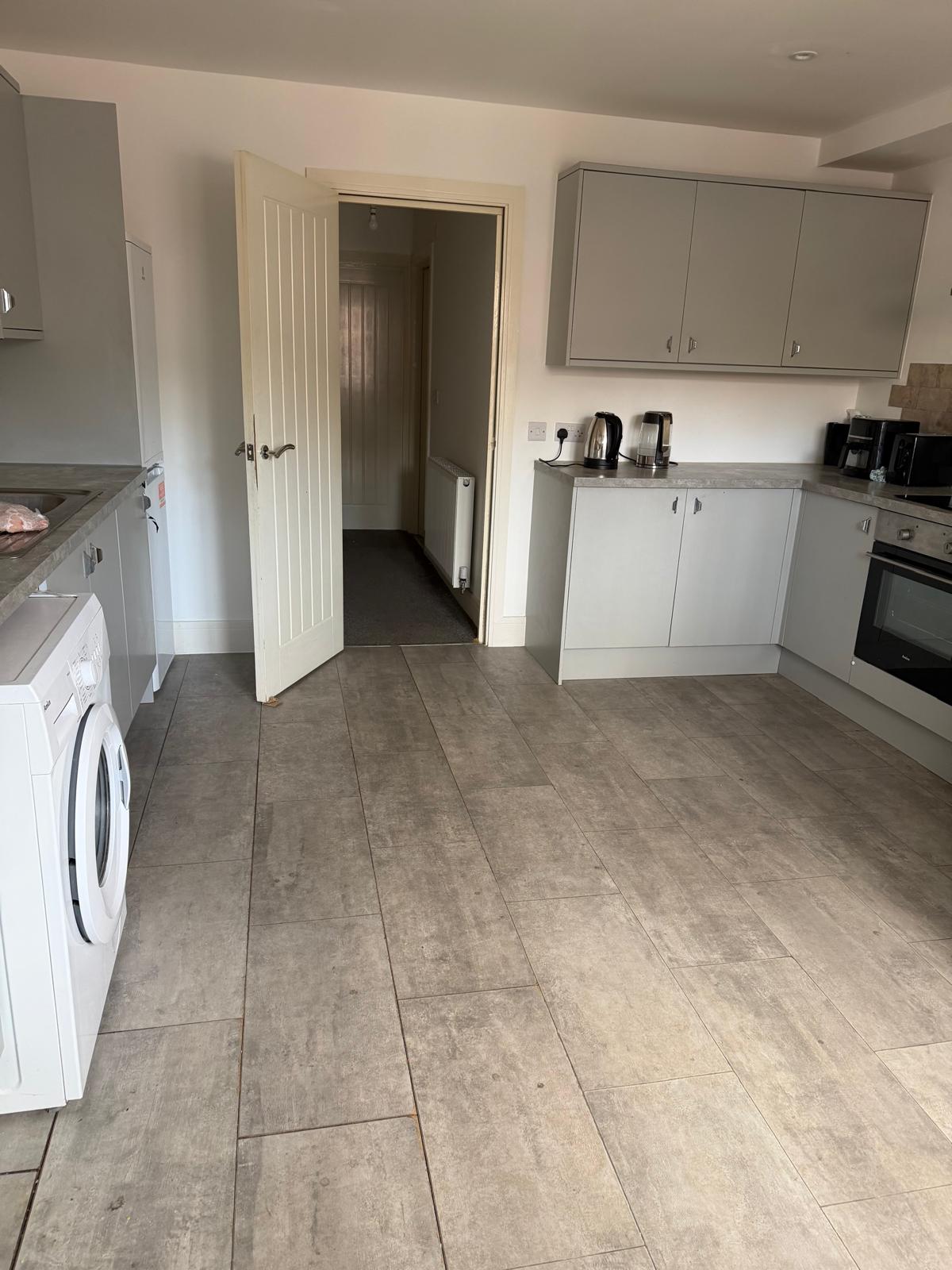 E 13 Brookhill Close